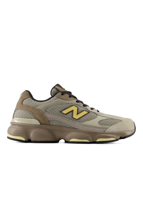 Чоловічі бежево-коричневі кросівки New Balance 603 з жовтим логотипом студійний вигляд збоку на білому тлі