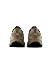 Вигляд ззаду на п'яткову зону та петельку чоловічих кросівок New Balance Arishi v4 Utility