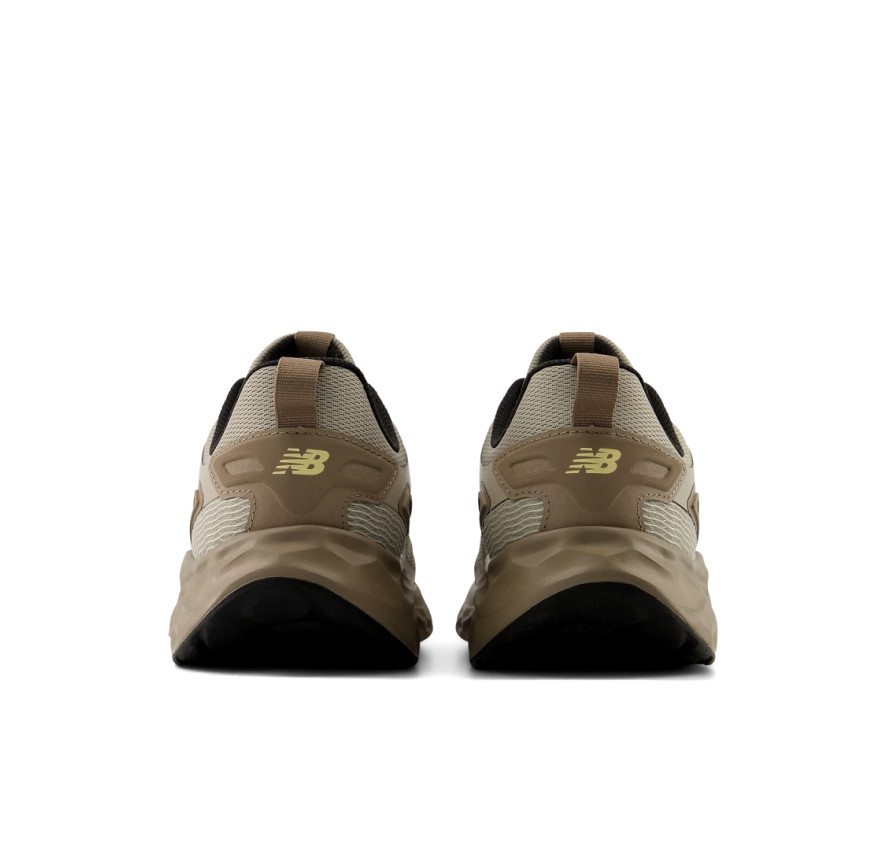 Вигляд ззаду на п'яткову зону та петельку чоловічих кросівок New Balance Arishi v4 Utility