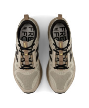 Вигляд зверху на чоловічі кросівки New Balance Arishi v4 Utility, шнурівка та устілка Fresh Foam