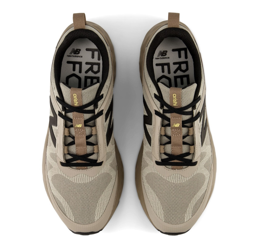 Вигляд зверху на чоловічі кросівки New Balance Arishi v4 Utility, шнурівка та устілка Fresh Foam