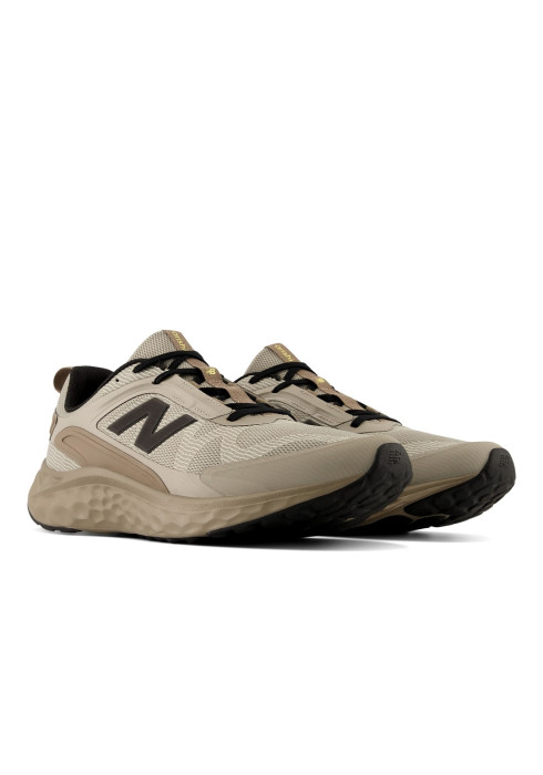 Пара чоловічих бігових кросівок New Balance Arishi v4 Utility, ракурс три чверті