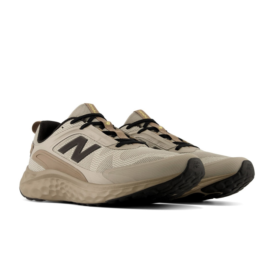 Пара чоловічих бігових кросівок New Balance Arishi v4 Utility, ракурс три чверті