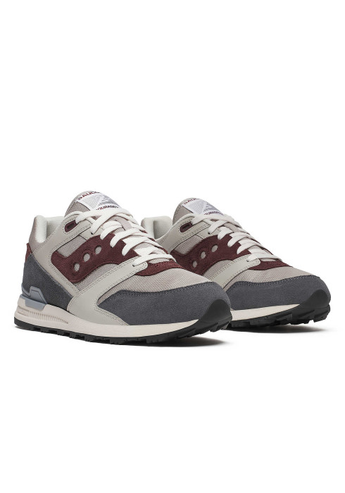 Пара чоловічих кросівок Saucony Courageous у сірому та бордовому кольорах під кутом спереду