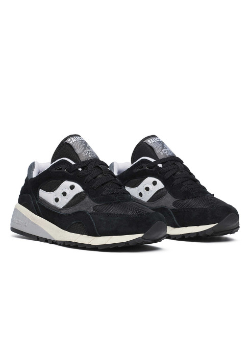 Пара чоловічих чорних кросівок Saucony Shadow 6000 з білими фірмовими смужками під кутом спереду