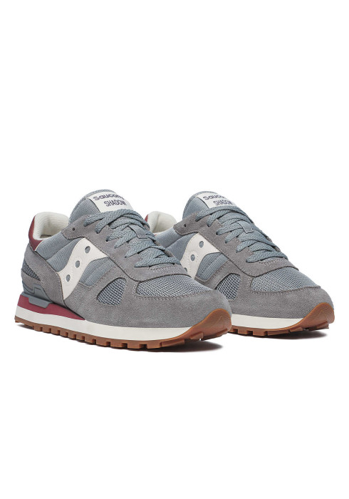 Пара сірих замшевих кросівків Saucony Shadow Original під кутом спереду з бічними білими вставками