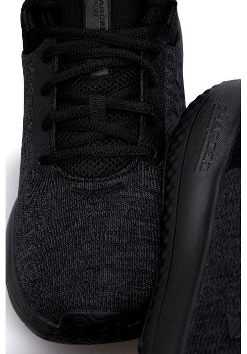 Чоловічі чорні кросівки UA Charged Revitalize Running Shoes вид спереду з текстурним верхом та шнурівкою