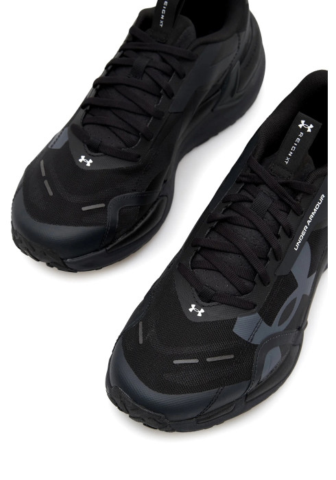 Носок та система шнурівки чорних кросівок Under Armour Reign XT з логотипом