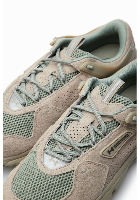 Крупний план замшевого носка та шнурівки чоловічих кросівків Under Armour UA Summit Trek Suede
