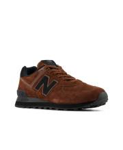 Пара коричневих замшевих кросівок New Balance 574 під кутом спереду з чорною підошвою ENCAP