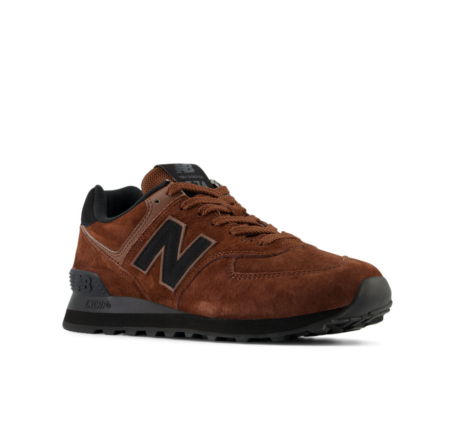Пара коричневих замшевих кросівок New Balance 574 під кутом спереду з чорною підошвою ENCAP