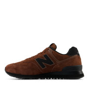 Коричневий замшевий кросівок New Balance 574 у профіль з внутрішньої сторони з амортизуючою підошвою