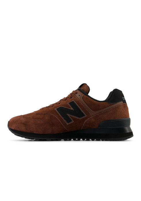 Коричневий замшевий кросівок New Balance 574 у профіль з внутрішньої сторони з амортизуючою підошвою