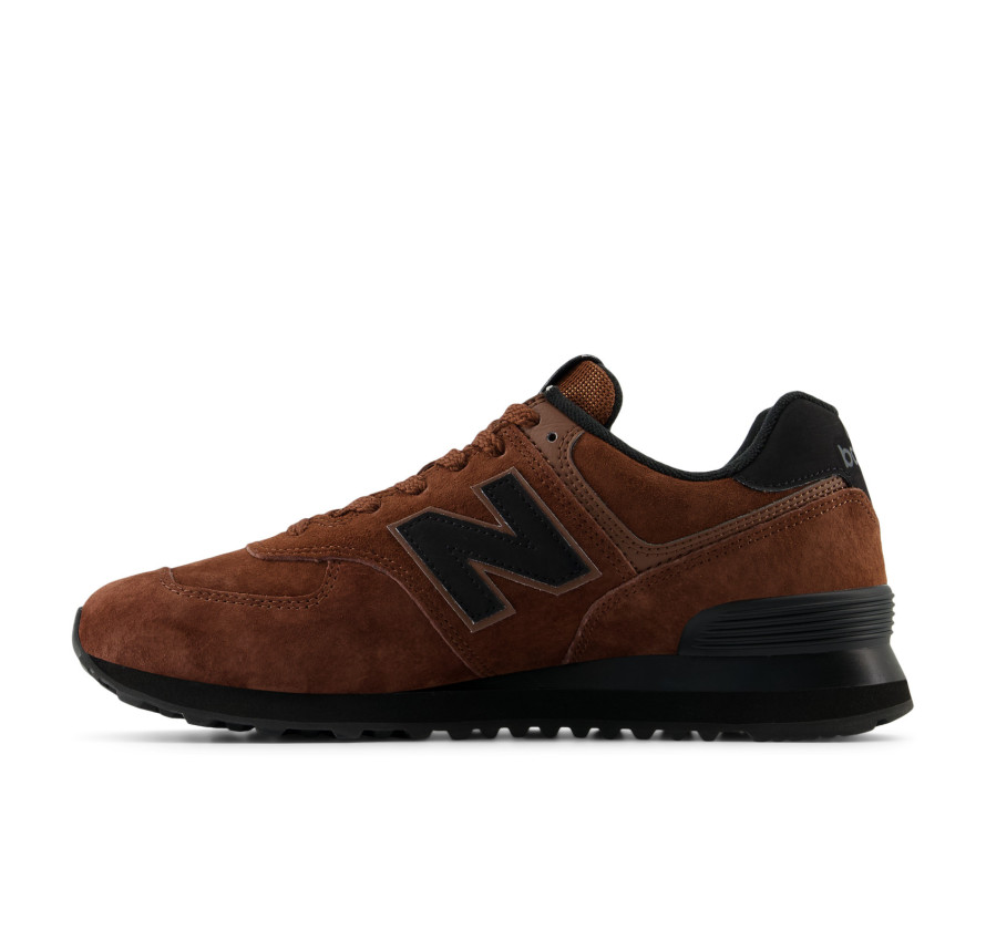 Коричневий замшевий кросівок New Balance 574 у профіль з внутрішньої сторони з амортизуючою підошвою