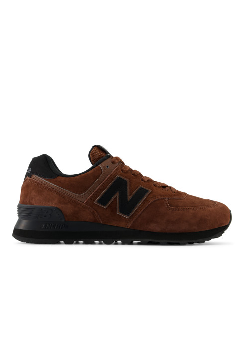 Коричневі замшеві кросівки New Balance 574 у профіль із чорним логотипом N та підошвою ENCAP
