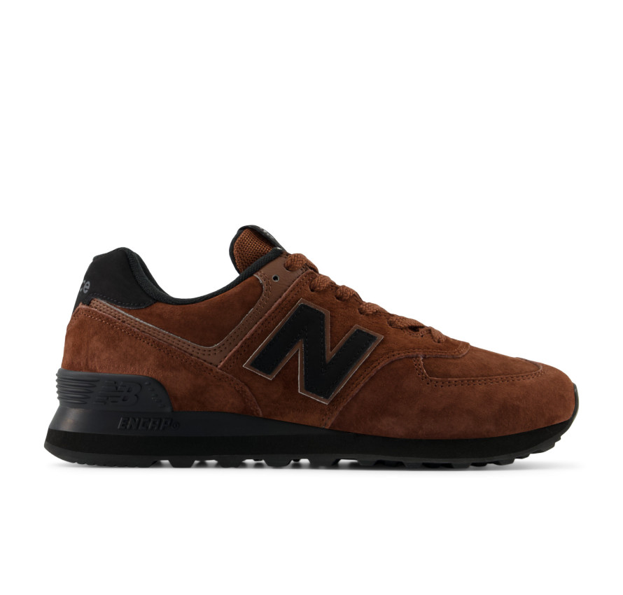 Коричневі замшеві кросівки New Balance 574 у профіль із чорним логотипом N та підошвою ENCAP