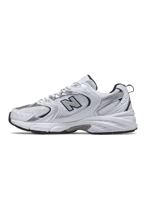 Унісекс кросівки New Balance 530 у профіль з внутрішньої сторони з білим сітчастим верхом та білою підошвою