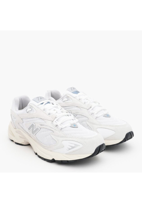 Пара унісекс білих кросівків New Balance 725 під кутом спереду з комбінованим верхом
