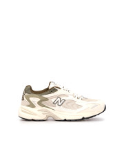 Унісекс світло-бежеві кросівки New Balance 725 у профіль з оливковими деталями та масивною підошвою