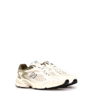 Пара унісекс кросівків New Balance 725 під кутом спереду у світлих тонах з комбінованим верхом