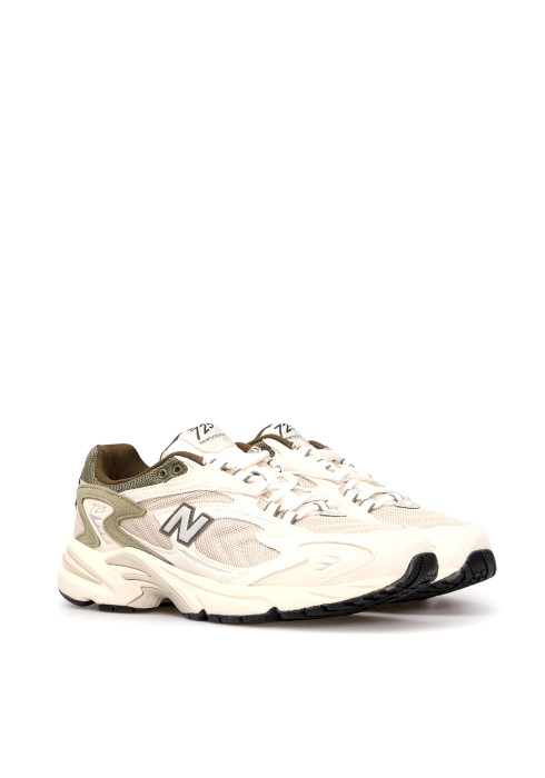 Пара унісекс кросівків New Balance 725 під кутом спереду у світлих тонах з комбінованим верхом