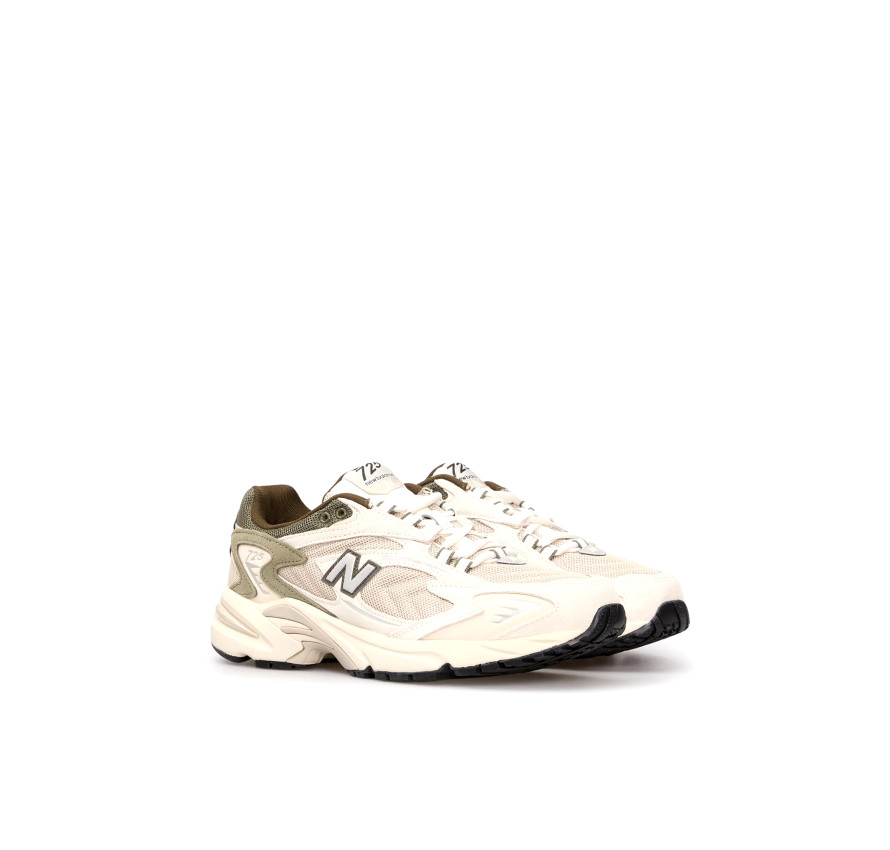 Пара унісекс кросівків New Balance 725 під кутом спереду у світлих тонах з комбінованим верхом