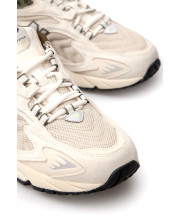 Деталь носка та шнурівки світлих кросівків New Balance 725 з сітчастим текстилем