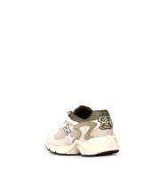 Унісекс кросівки New Balance 725 вид ззаду з оливковою п'ятковою зоною та брендингом