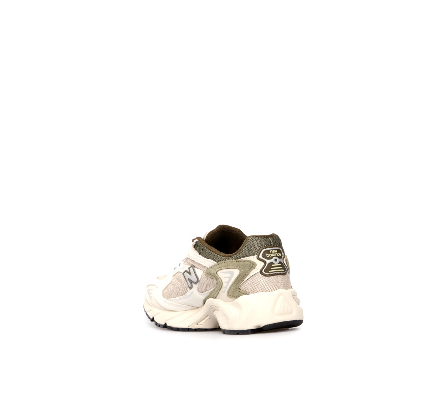 Унісекс кросівки New Balance 725 вид ззаду з оливковою п'ятковою зоною та брендингом