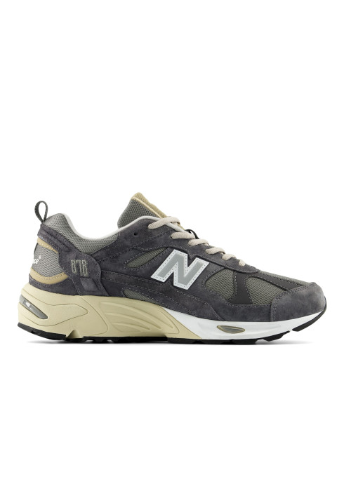 Кросівок New Balance 878 темно-сірого кольору у профіль із зовнішньої сторони з бежевими вставками на п'яті