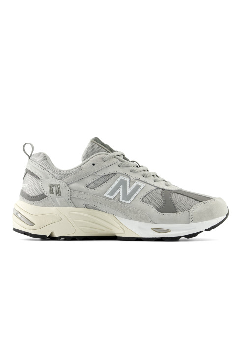 Кросівок унісекс New Balance 878 світло-сірого кольору у профіль із кремово-білою підошвою ABZORB та сріблястим логотипом N