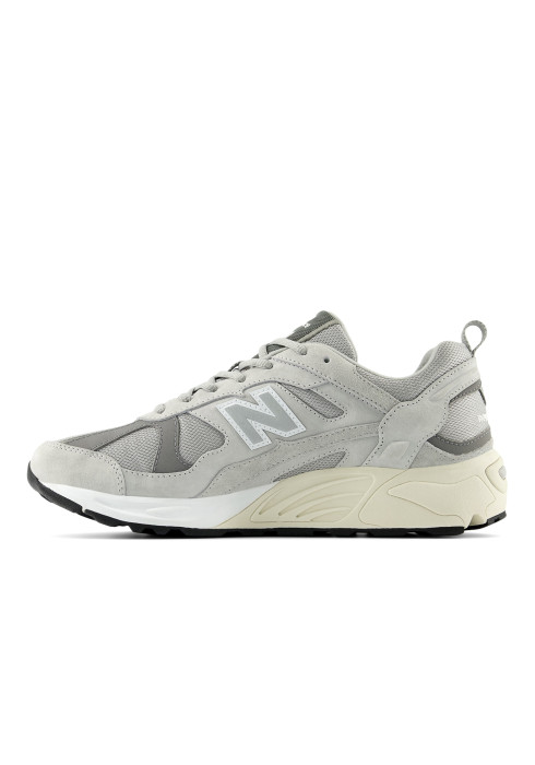 Кросівок New Balance 878 світло-сірого кольору у профіль із зовнішньої сторони з комбінованим замшевим верхом