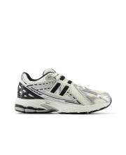 Юніорські кросівки New Balance 1906 у світло-сірому кольорі з технологічною підошвою