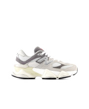 Юніорські кросівки New Balance 9060 у світлому та чорному кольорі з масивною підошвою