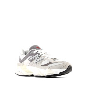 Юніорські кросівки New Balance 9060 у світлому та чорному кольорі з масивною підошвою - фото 2