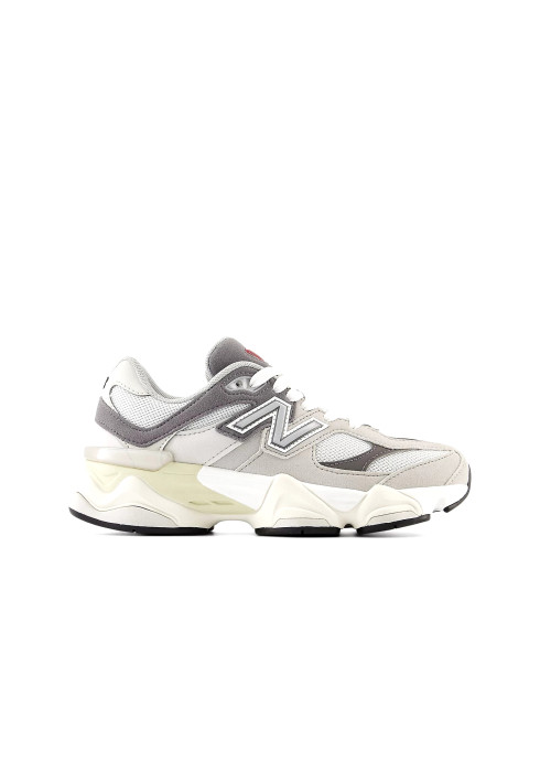 Юніорські кросівки New Balance 9060 у світлому та чорному кольорі з масивною підошвою