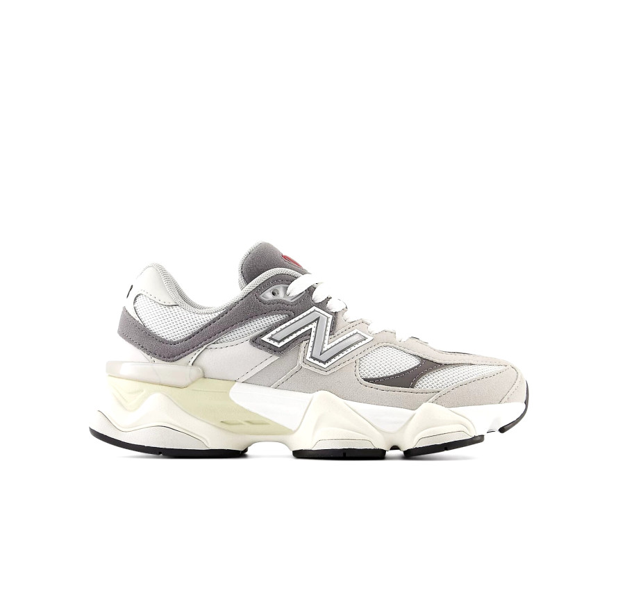 Юніорські кросівки New Balance 9060 у світлому та чорному кольорі з масивною підошвою