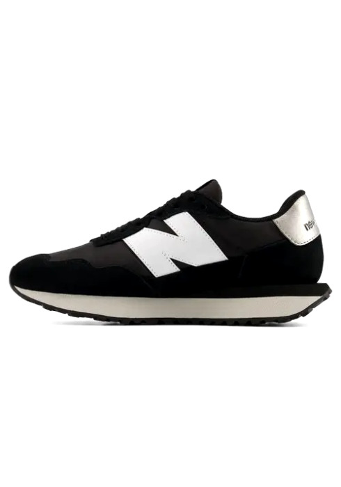 Жіночі чорні кросівки New Balance NB 237 у профіль з внутрішньої сторони з білим логотипом та сріблястою п'ятою