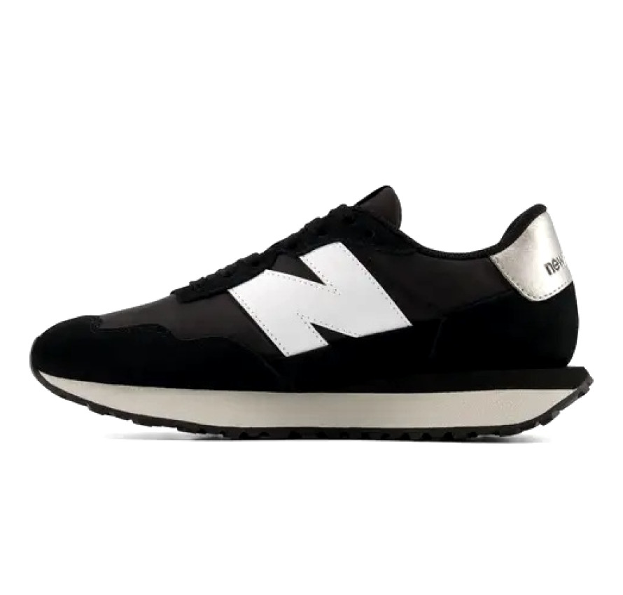 Жіночі чорні кросівки New Balance NB 237 у профіль з внутрішньої сторони з білим логотипом та сріблястою п'ятою