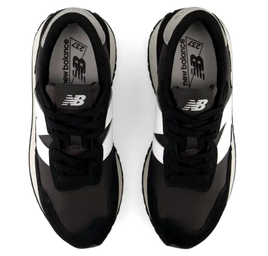 Чорні кросівки жіночі New Balance NB 237 вид зверху зі шнурівкою та брендованою устілкою