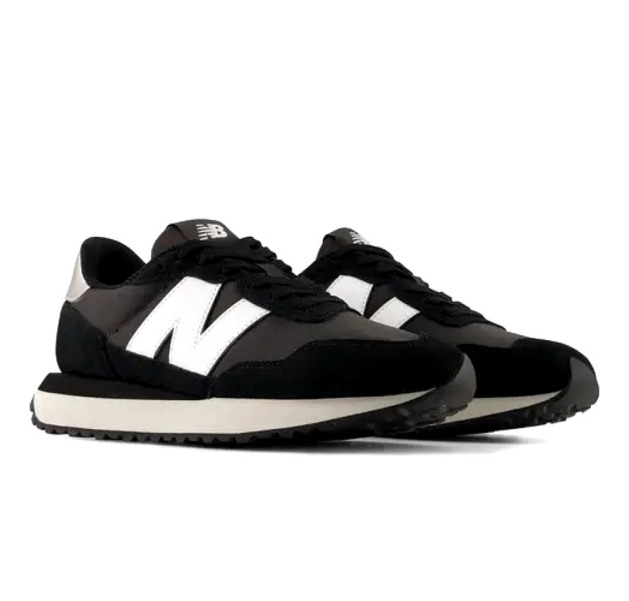 Пара жіночих чорних кросівків New Balance NB 237 під кутом спереду з білим логотипом N