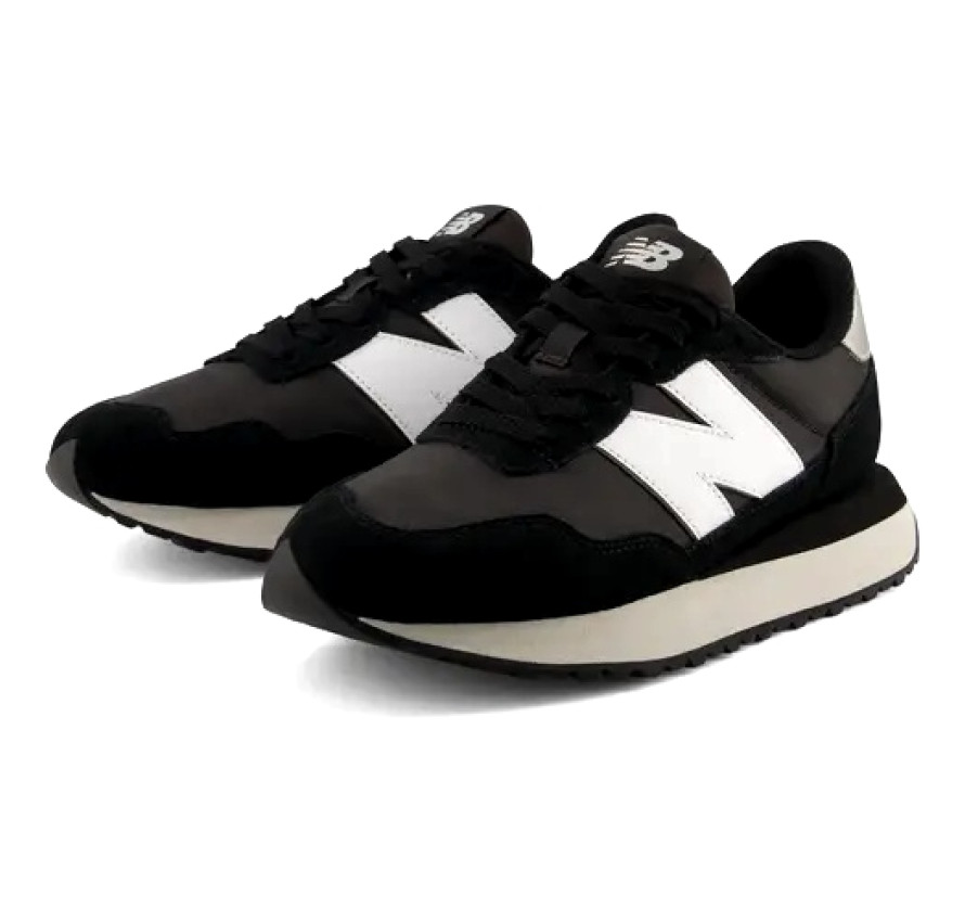 Жіночі чорні кросівки New Balance NB 237 під кутом спереду з замшевими вставками