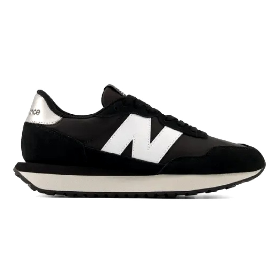 Жіночі чорні кросівки New Balance NB 237 у профіль з білим логотипом N, світлою підошвою та сріблястою п'ятою