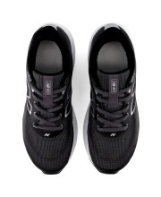Чорні кросівки жіночі New Balance 411 v4 вид зверху зі шнурівкою та брендованим язичком
