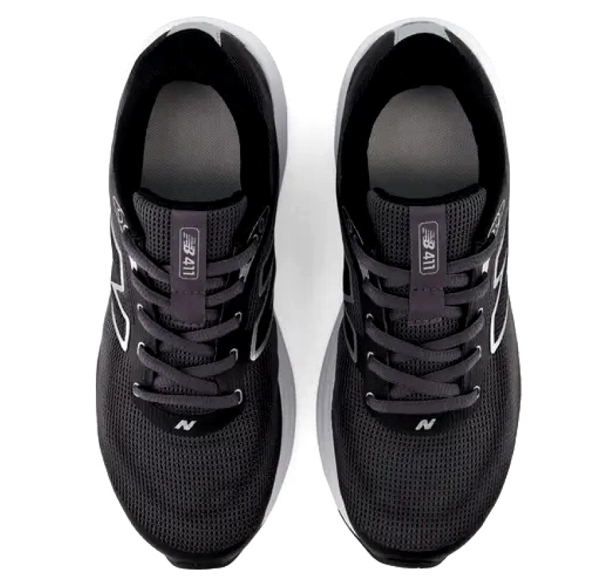 Чорні кросівки жіночі New Balance 411 v4 вид зверху зі шнурівкою та брендованим язичком