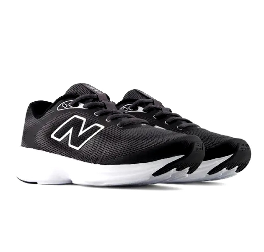 Пара жіночих чорних кросівків New Balance 411 v4 під кутом спереду з білим логотипом N