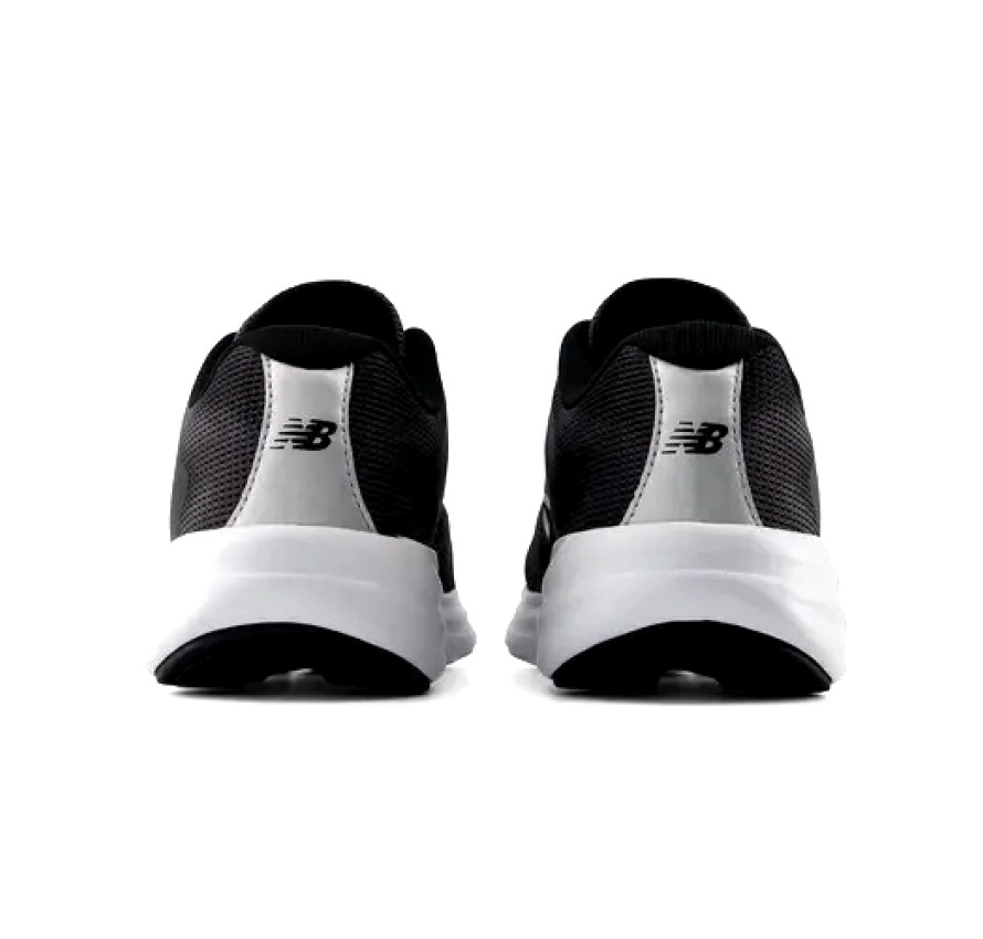 Жіночі чорні кросівки New Balance 411 v4 вид ззаду на п'яту з світловідбивною вставкою та логотипом