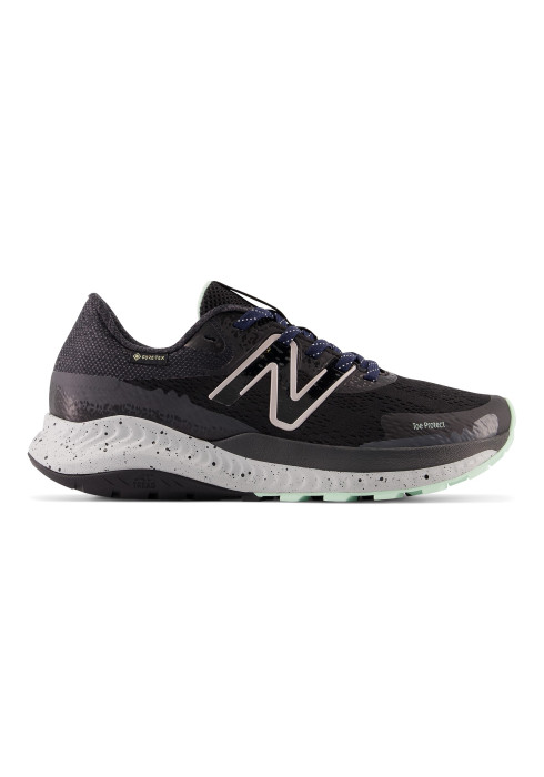 Жіночі чорні трейлові кросівки New Balance DynaSoft Nitrel v5 GTX у профіль з логотипом N та підошвою All Terrain