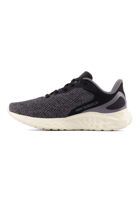 Жіночі темно-сірі кросівки New Balance Fresh Foam Arishi у профіль з внутрішньої сторони з написом бренду