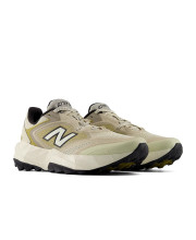 Пара жіночих бежево-оливкових трейлових кросівків New Balance Tektrel Utility під кутом спереду з ребристою підошвою
